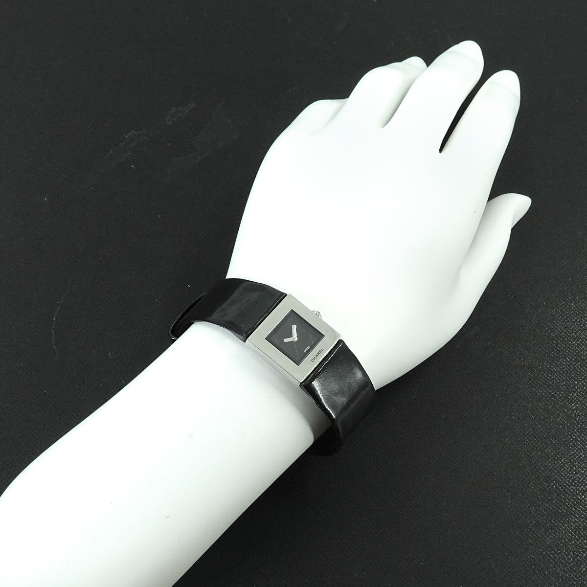 Matelasse H0116 Quartz Black Dial Ladies Vintage Watch