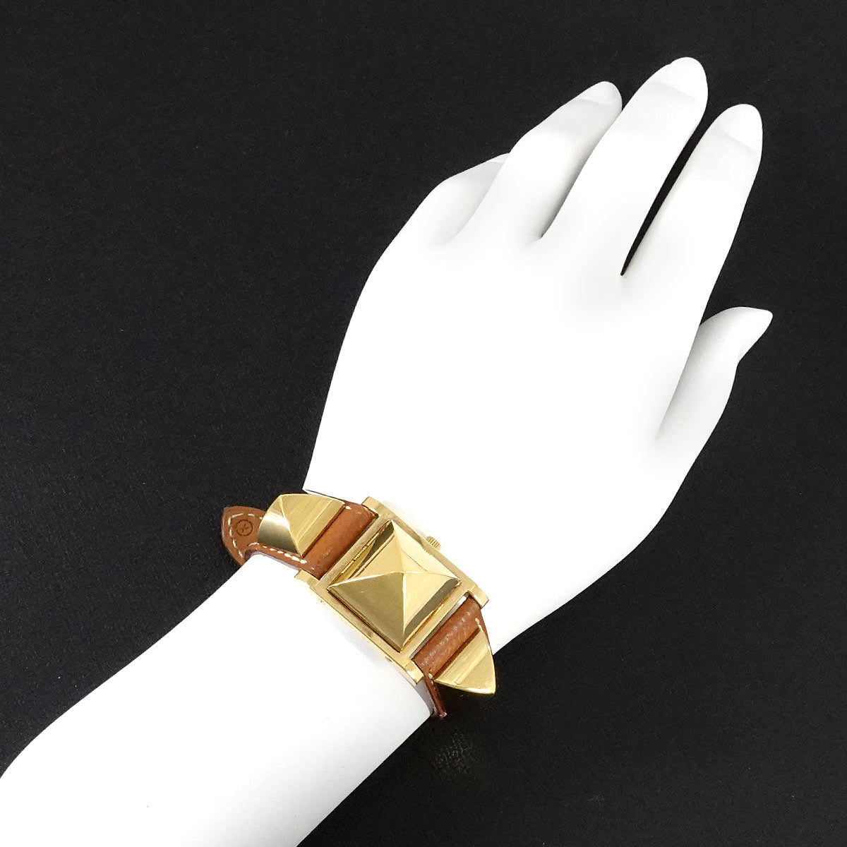 Medor Vintage pyramid Gold studs Quartz White Dial Ladies