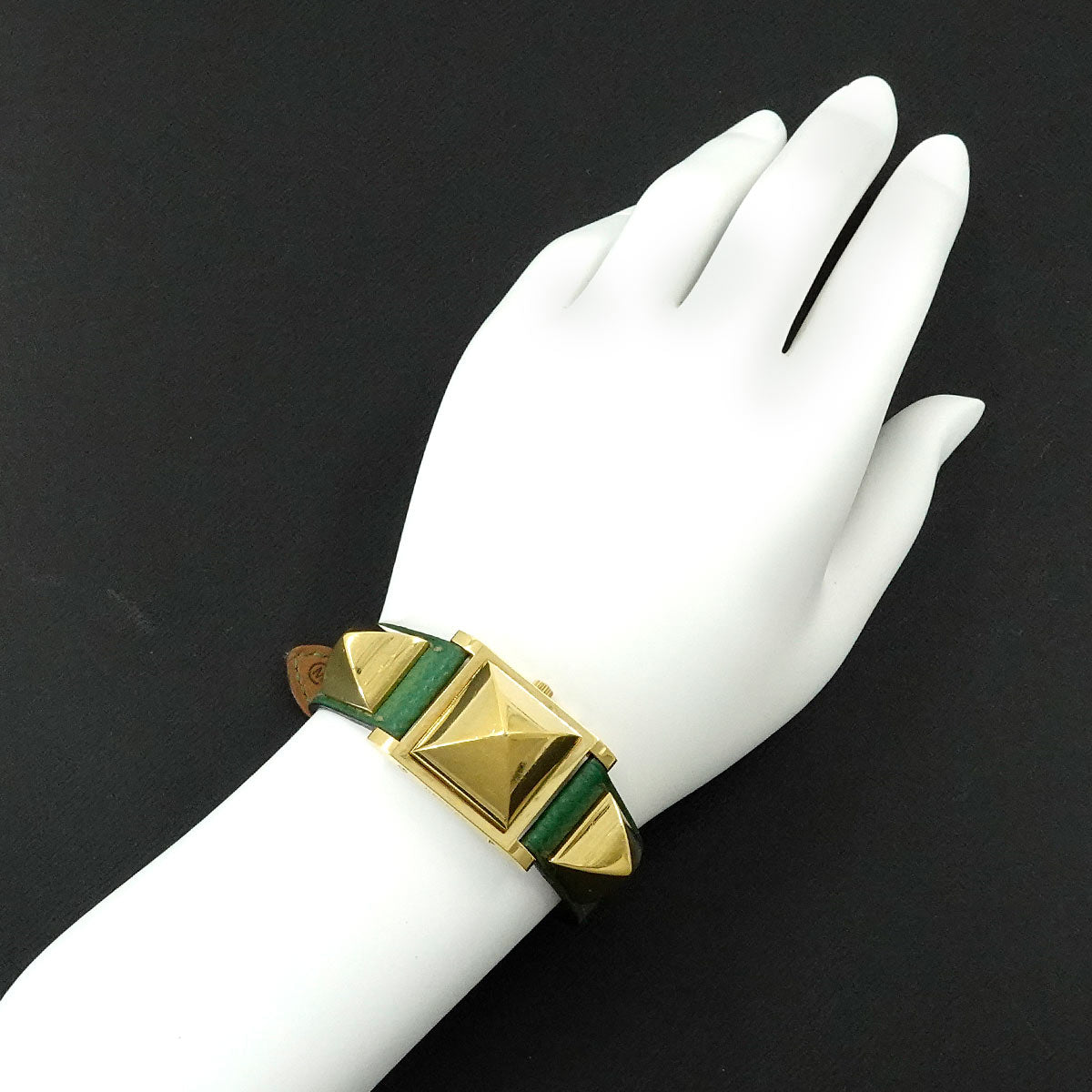 Medor Vintage pyramid Gold studs Quartz White Dial Ladies