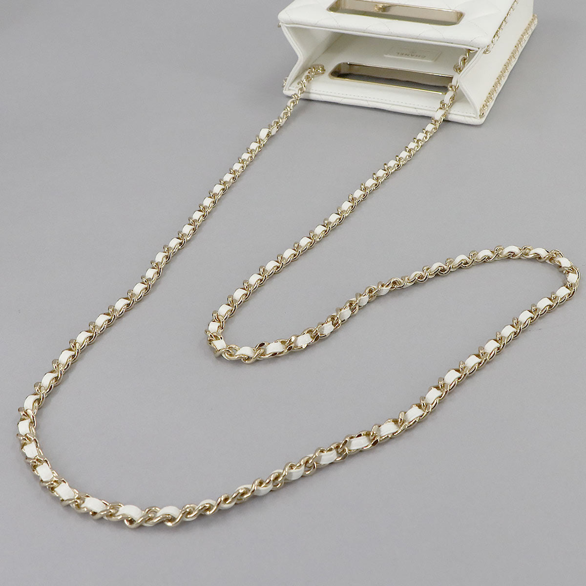 Matelasse Chain Shoulder Bag Leather White AS3314