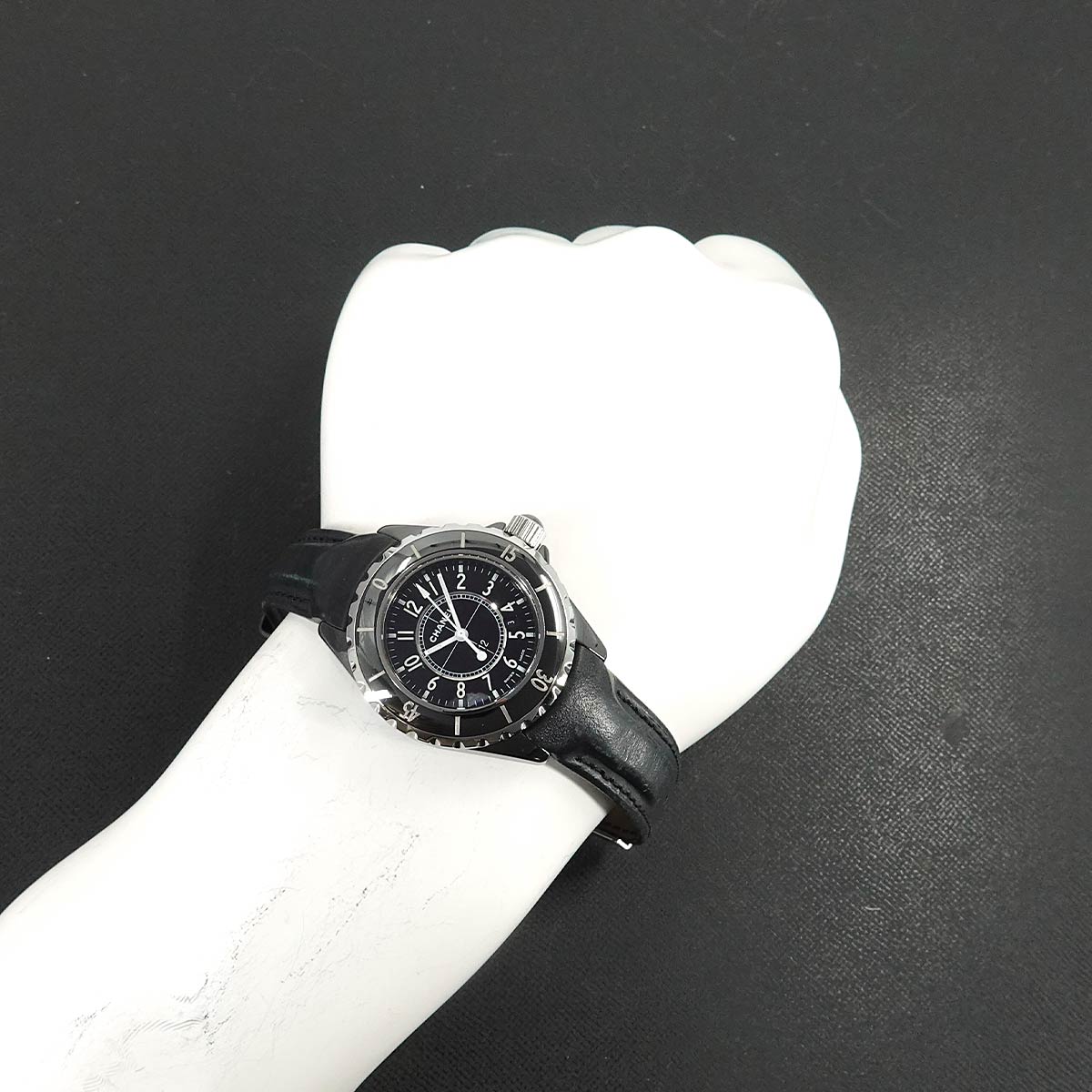 J12 33mm H0680 Quartz Date Ceramic Black Dial Ladies Watch