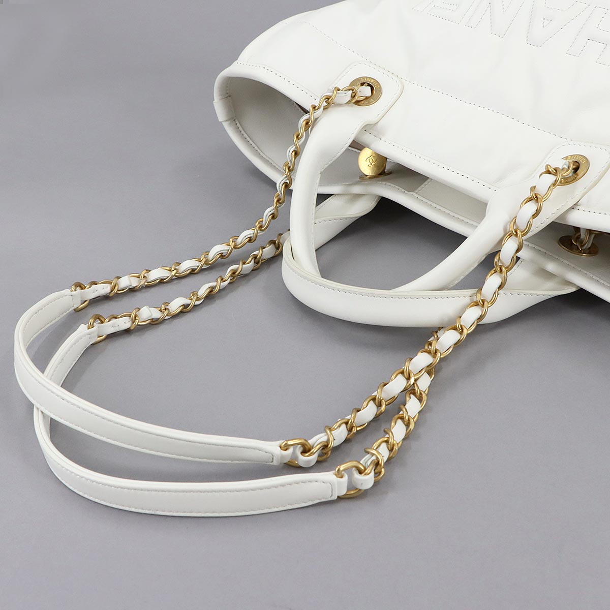 Deauville Tote Chain Shoulder Bag Leather White AS3351