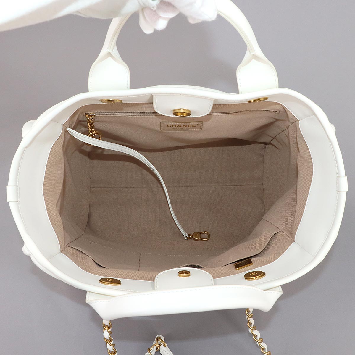 Deauville Tote Chain Shoulder Bag Leather White AS3351