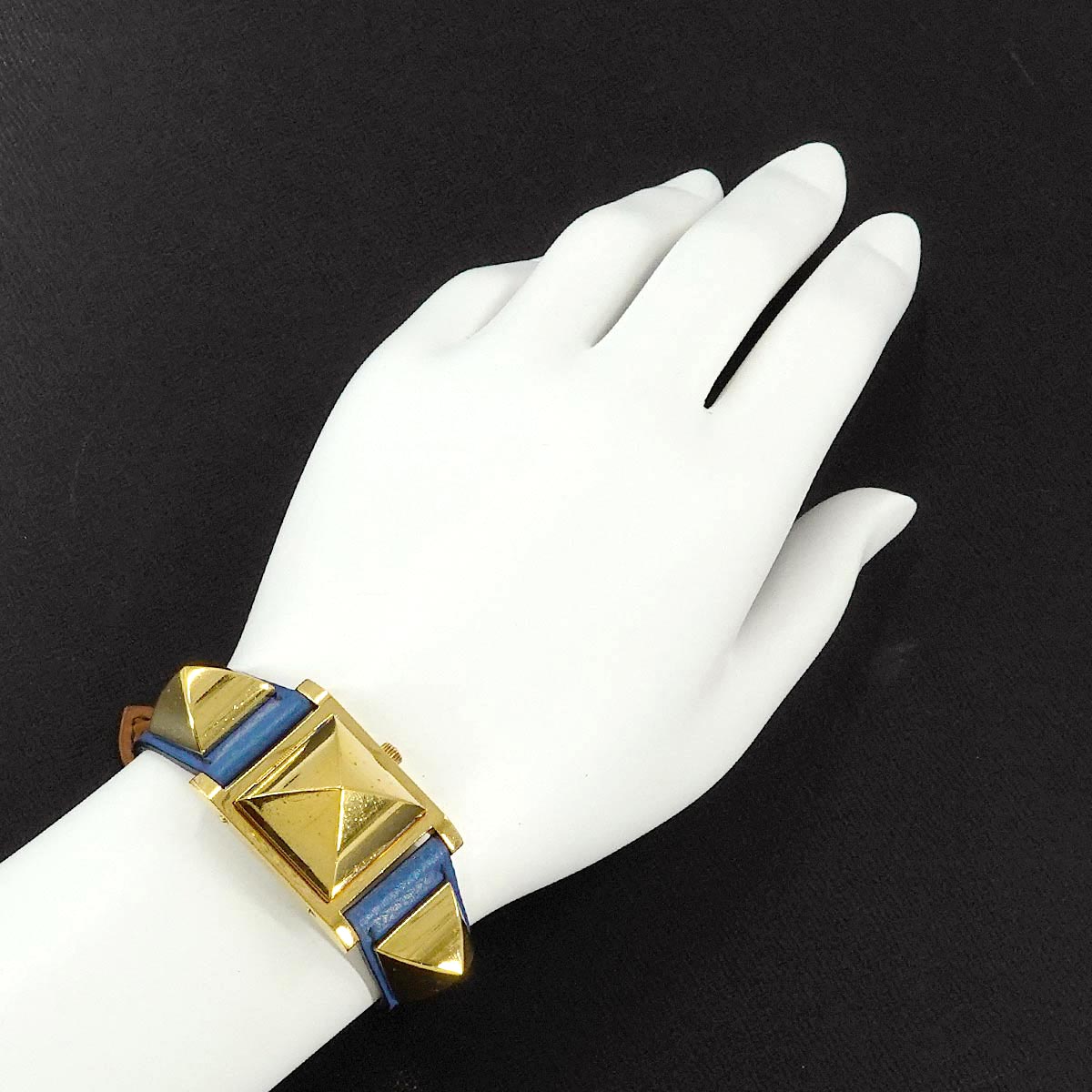 Medor Vintage pyramid Gold studs Quartz White Dial Ladies