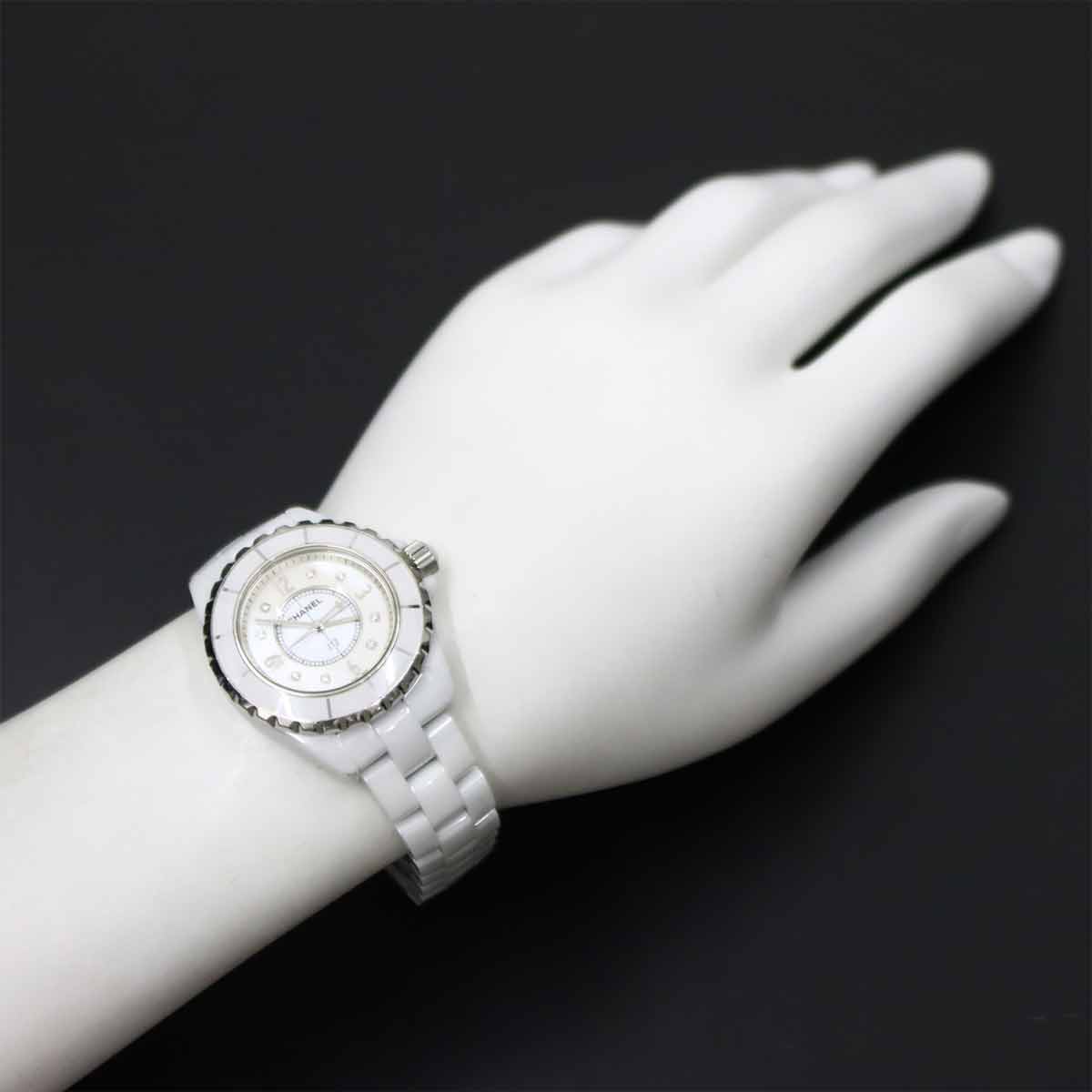 J12 H2422 33mm 8P Diamond Quartz White Shell Dial Ladies Watch