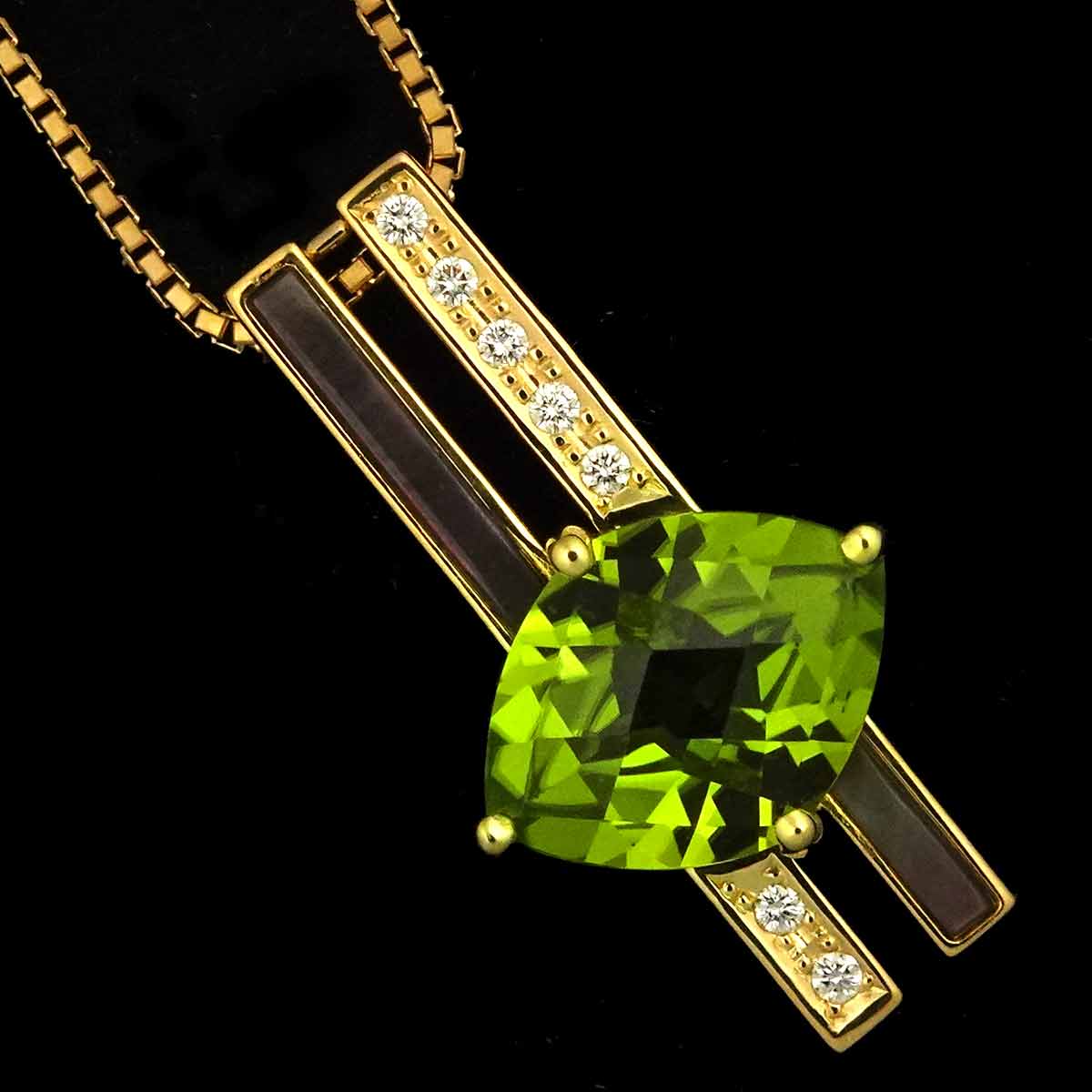 Peridot 3.07ct Diamond 0.17ct Mother of Pearl Necklace 18K YG