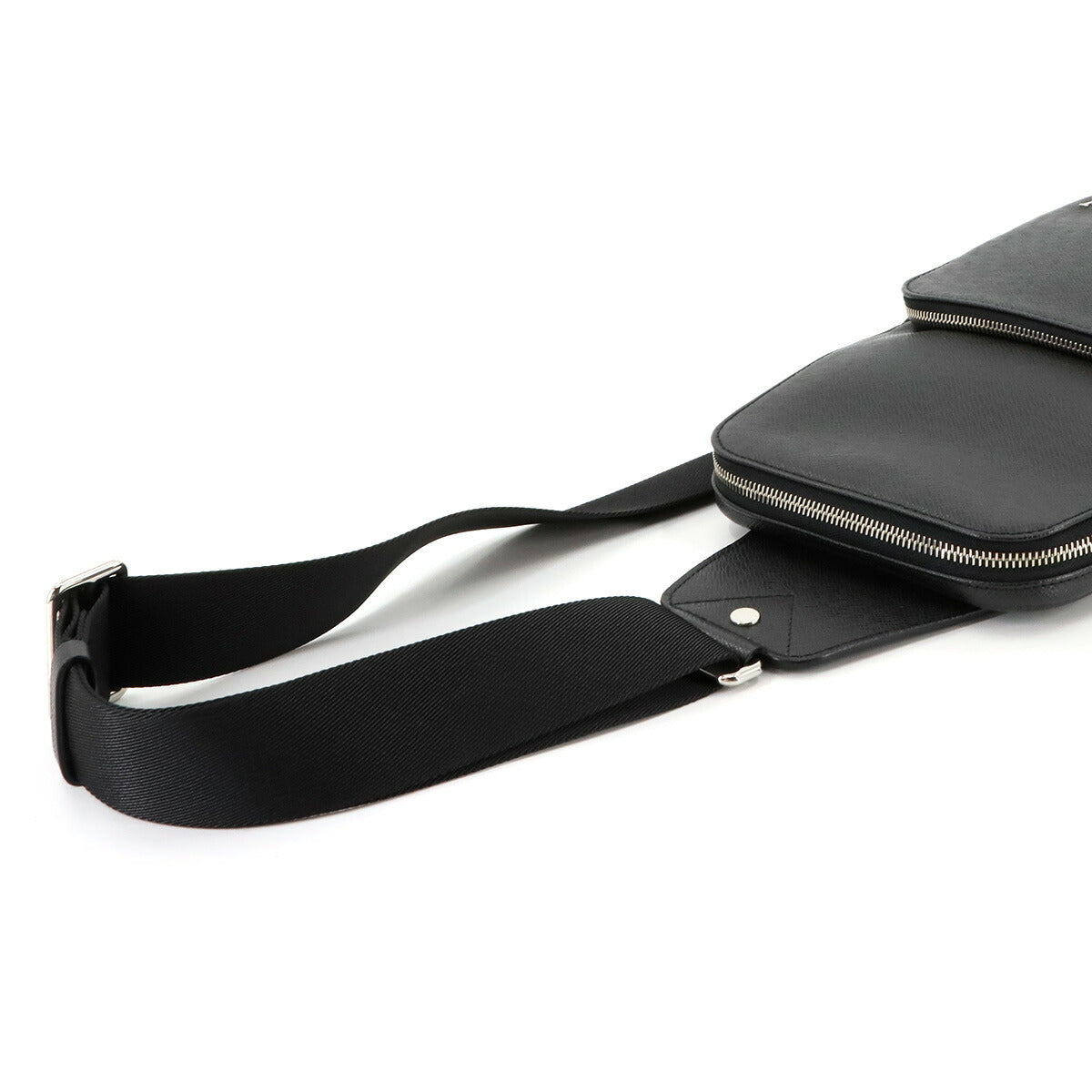 Taiga Avenue Sling Bag Crossbody Bag Black M30443