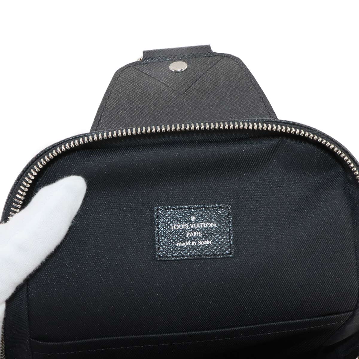 Taiga Avenue Sling Bag Crossbody Bag Black M30443