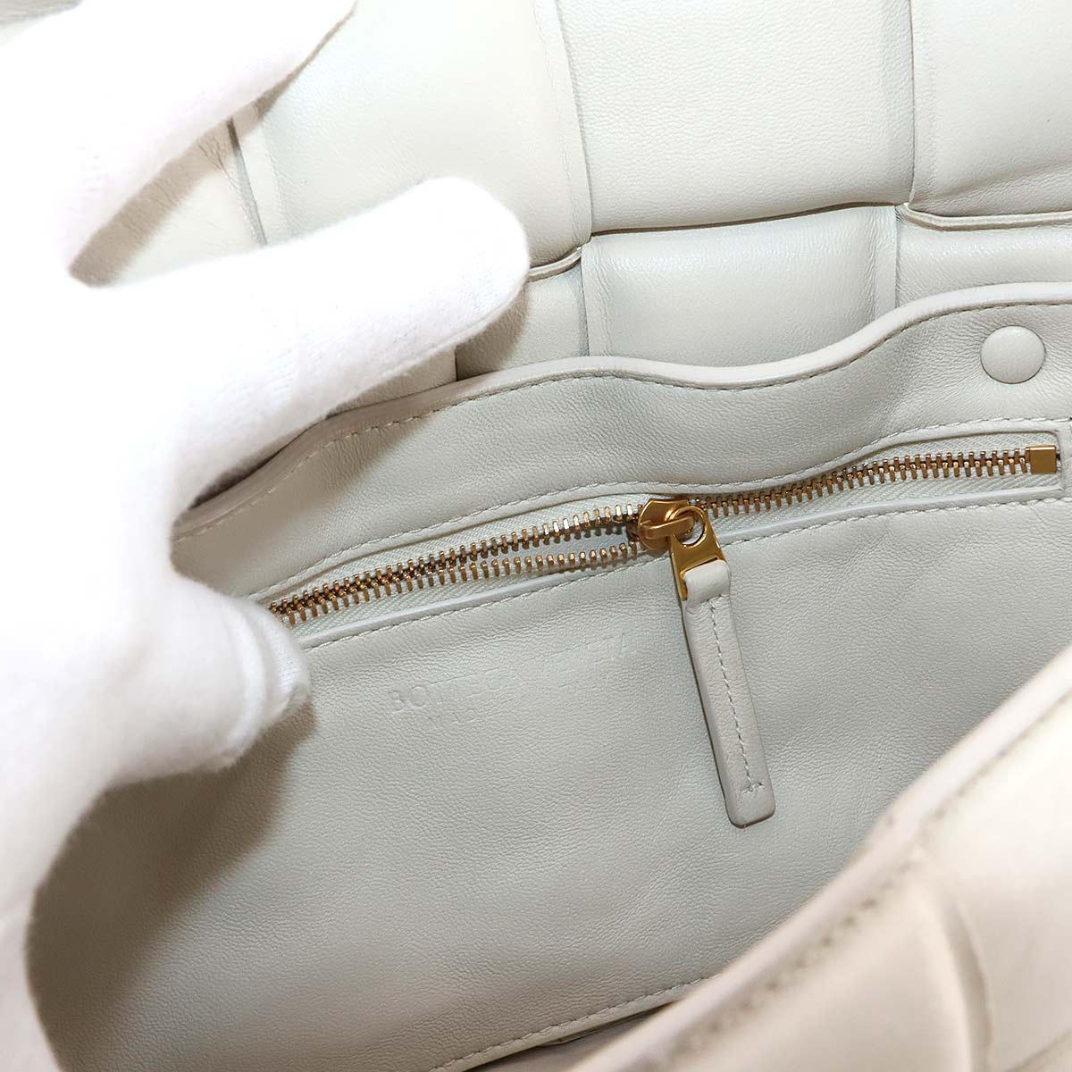 Intrecciato Padded Cassette Shoulder Bag White 591970