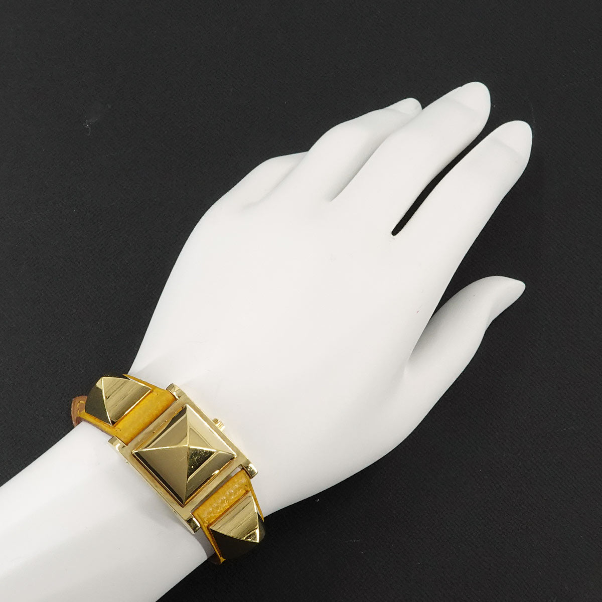 Medor Vintage pyramid Gold studs Quartz White Dial Ladies