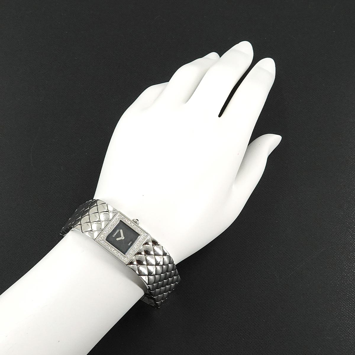 Matelasse H0489 Bezel Diamond Quartz Black Dial Ladies Watch