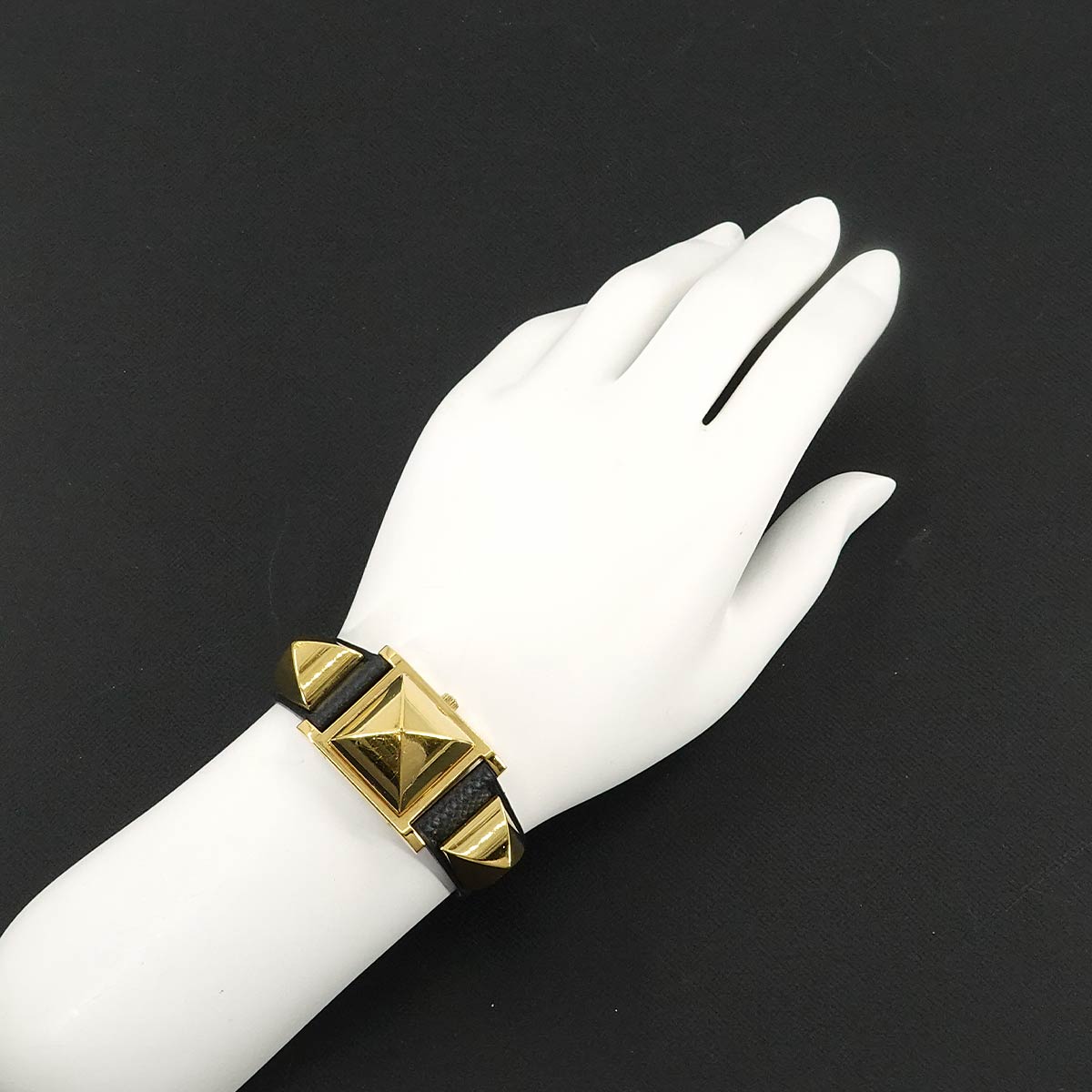 Medor Vintage pyramid Gold studs Quartz White Dial Ladies