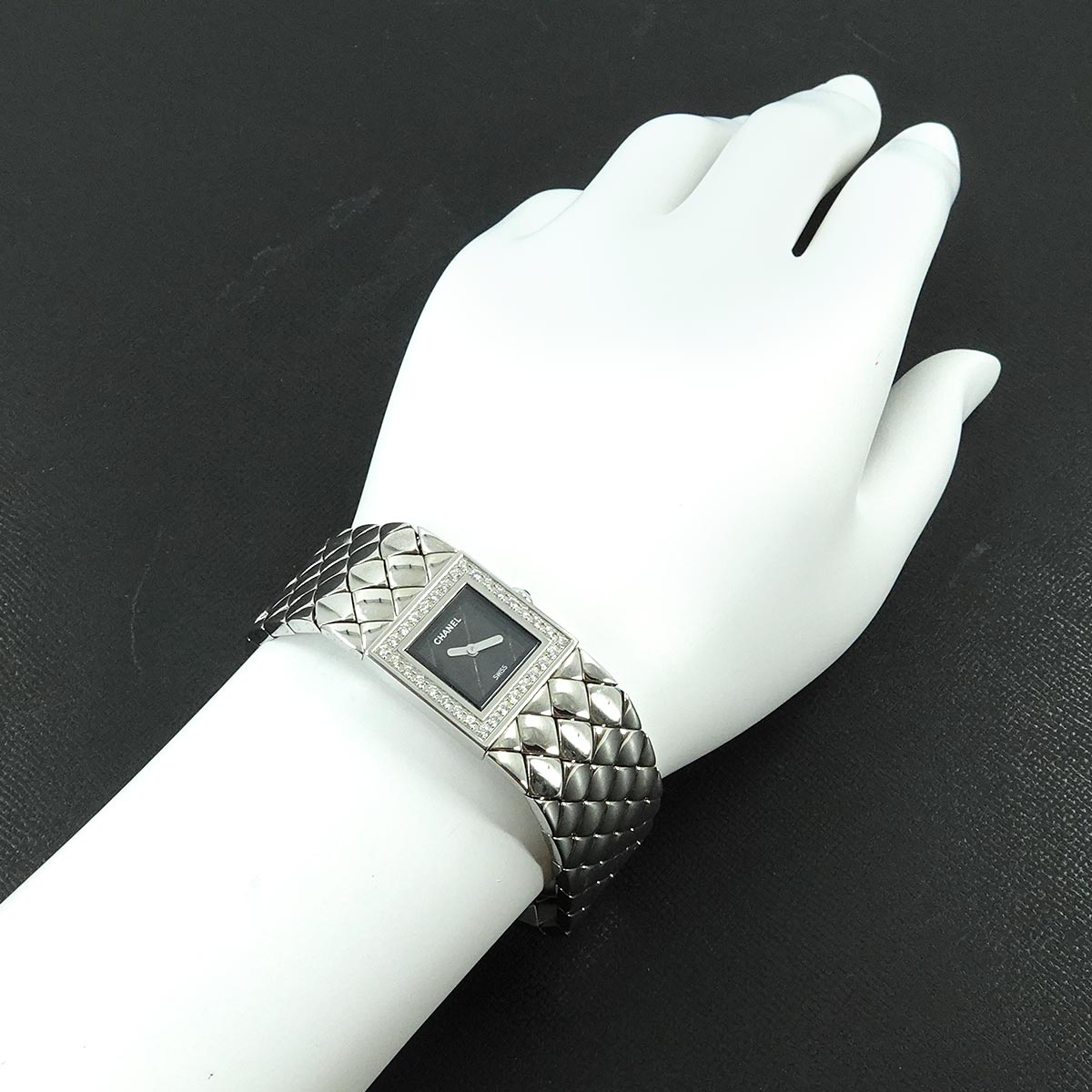 Matelasse H0489 Bezel Diamond Quartz Black Dial Ladies Watch