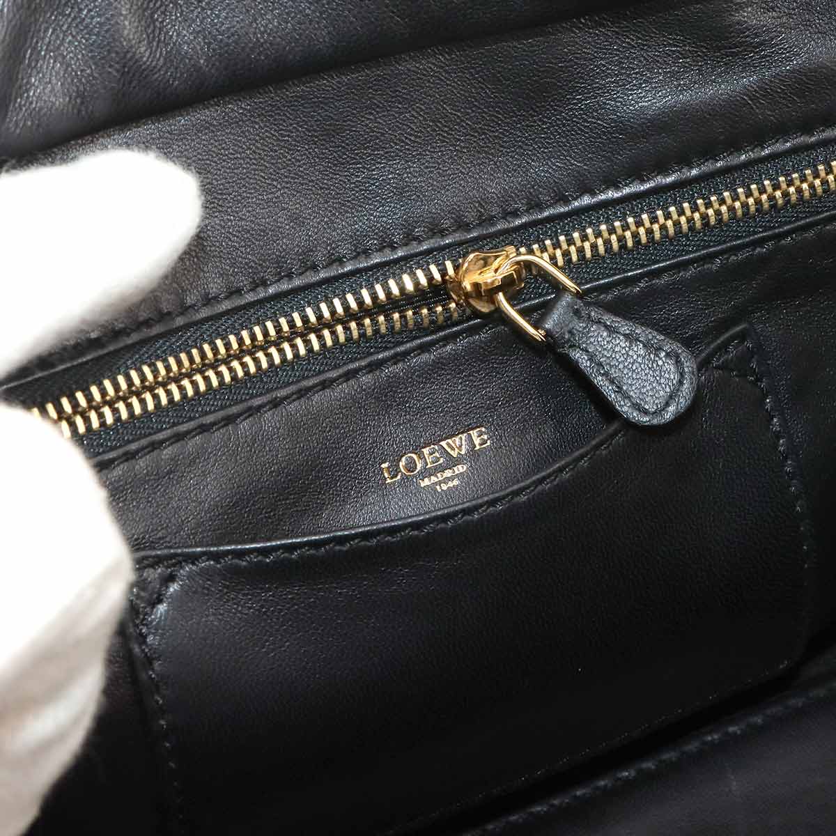 Amazona 23 Hand Bag Leather Gold Purse Anagram