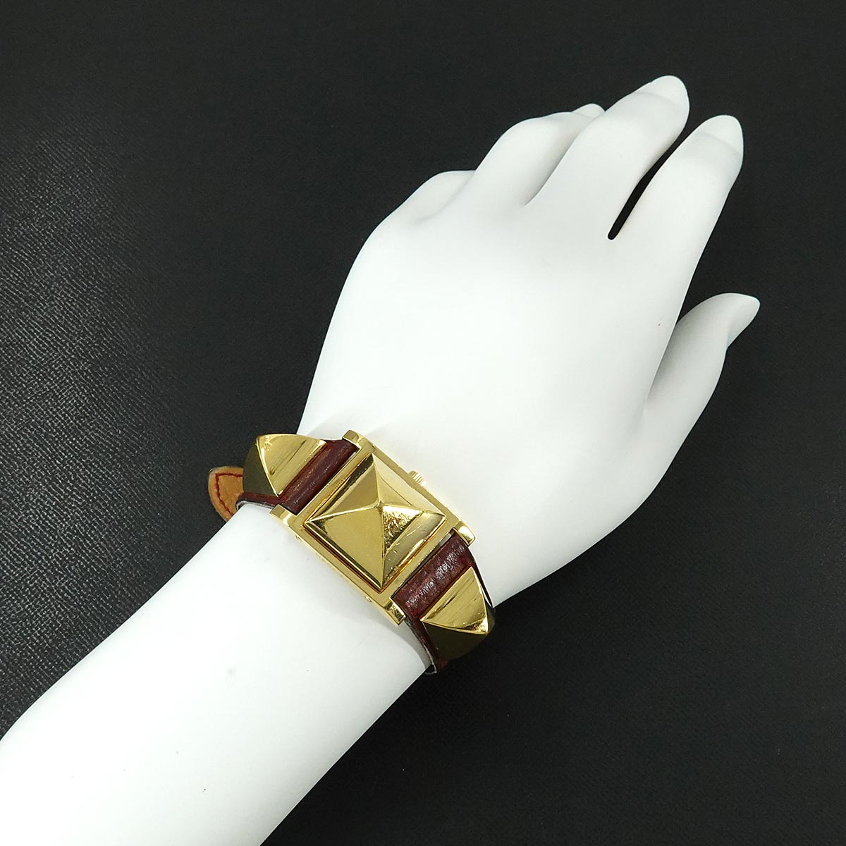 Medor Vintage pyramid Gold studs Quartz White Dial Ladies