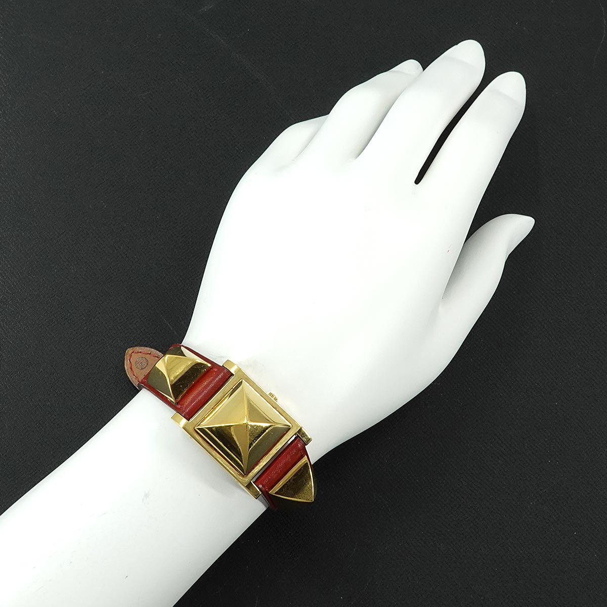 Medor Vintage pyramid Gold studs Quartz White Dial Ladies