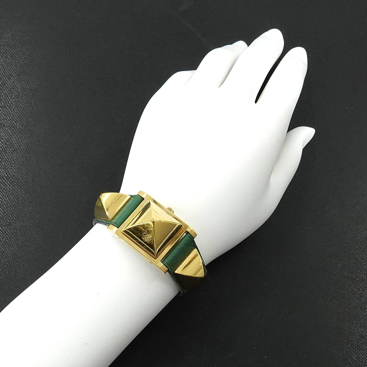 Medor Vintage pyramid Gold studs Quartz White Dial Ladies