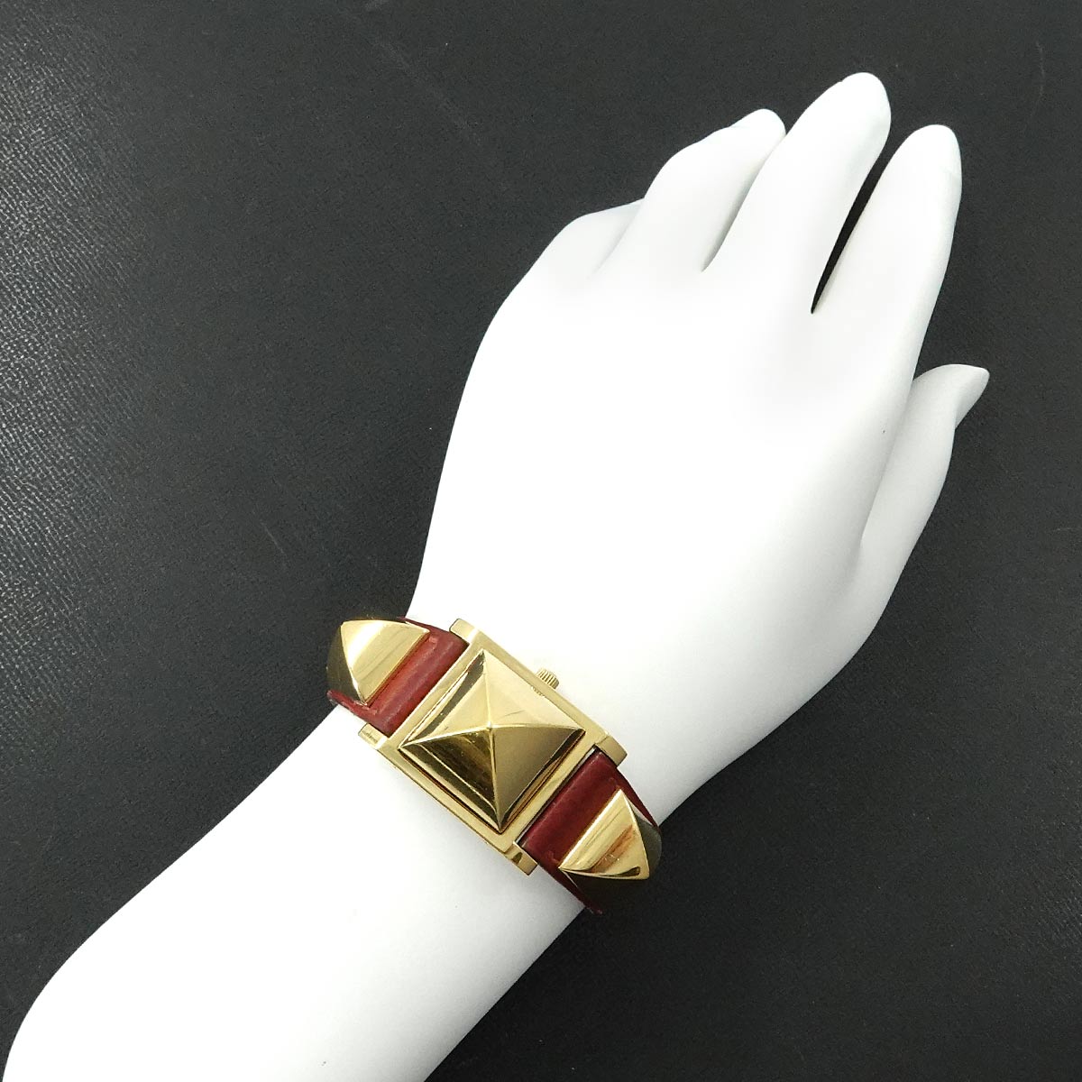 Medor Vintage pyramid Gold studs Quartz White Dial Ladies