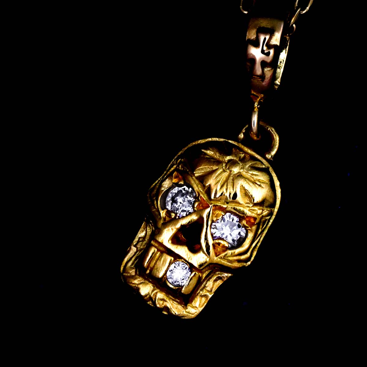 Skull Diamond Necklace 18K Yellow Gold 750