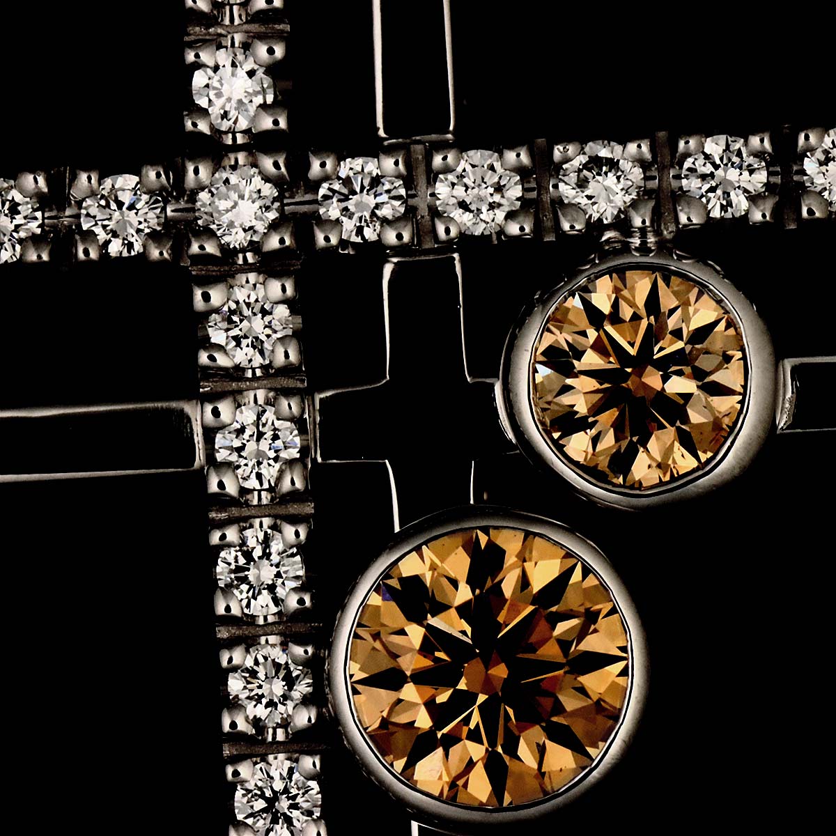 Diamond 0.58ct/0.37ct Cross Motif Pendant 18K White Gold 750