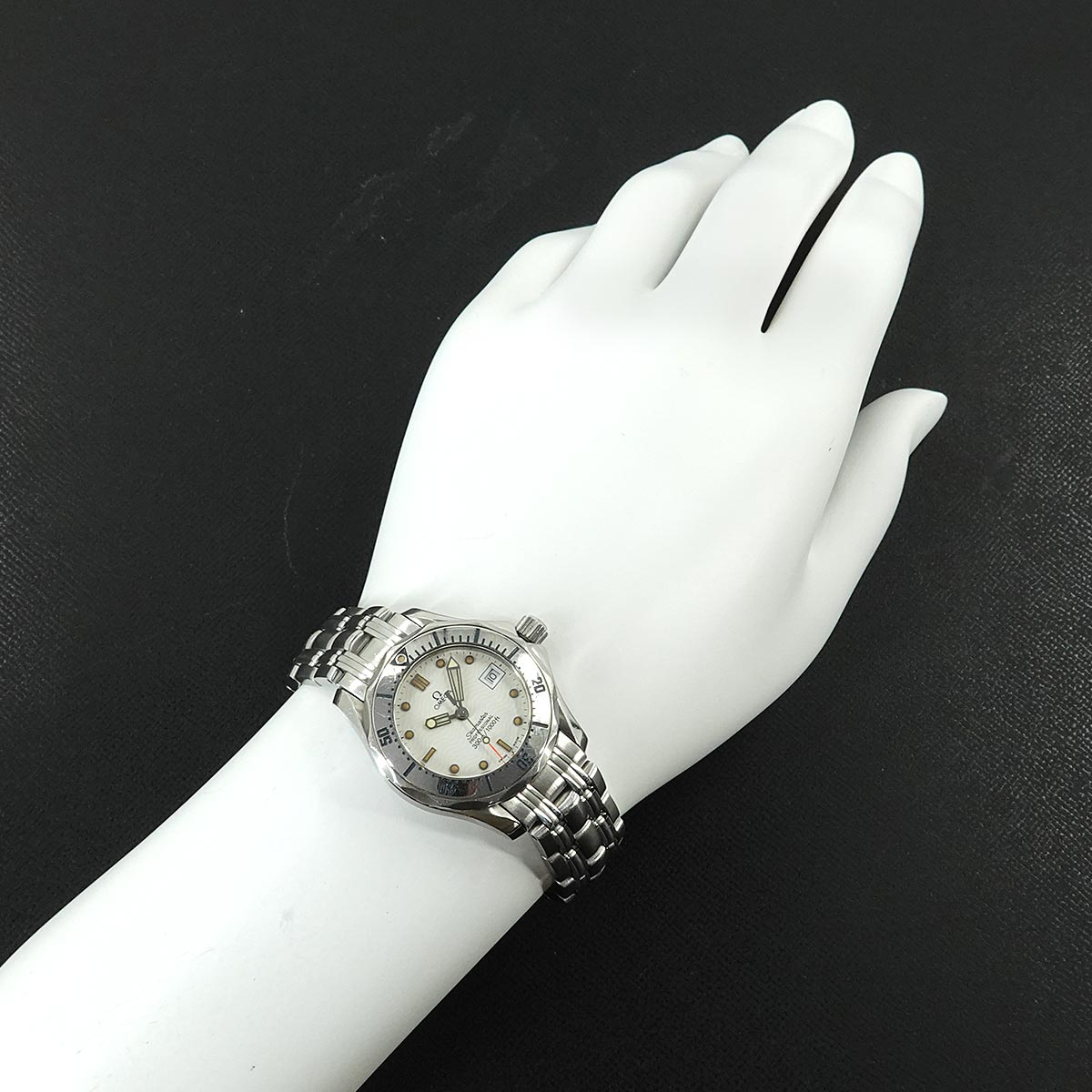 Seamaster Professional 2582 20 White Dial Quartz Mens Watch