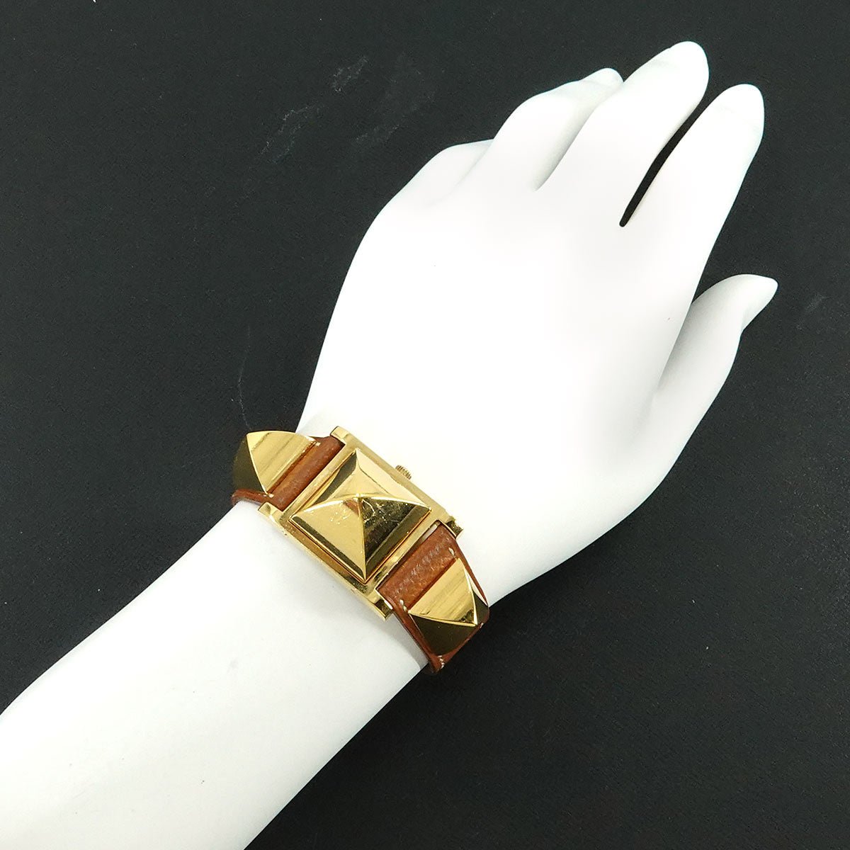 Medor Vintage pyramid Gold studs Quartz White Dial Ladies