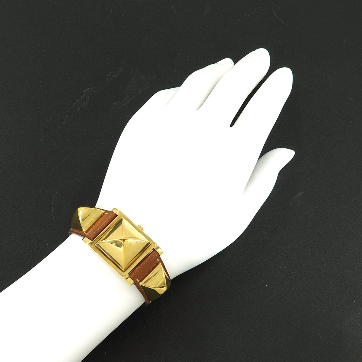 Medor Vintage pyramid Gold studs Quartz White Dial Ladies