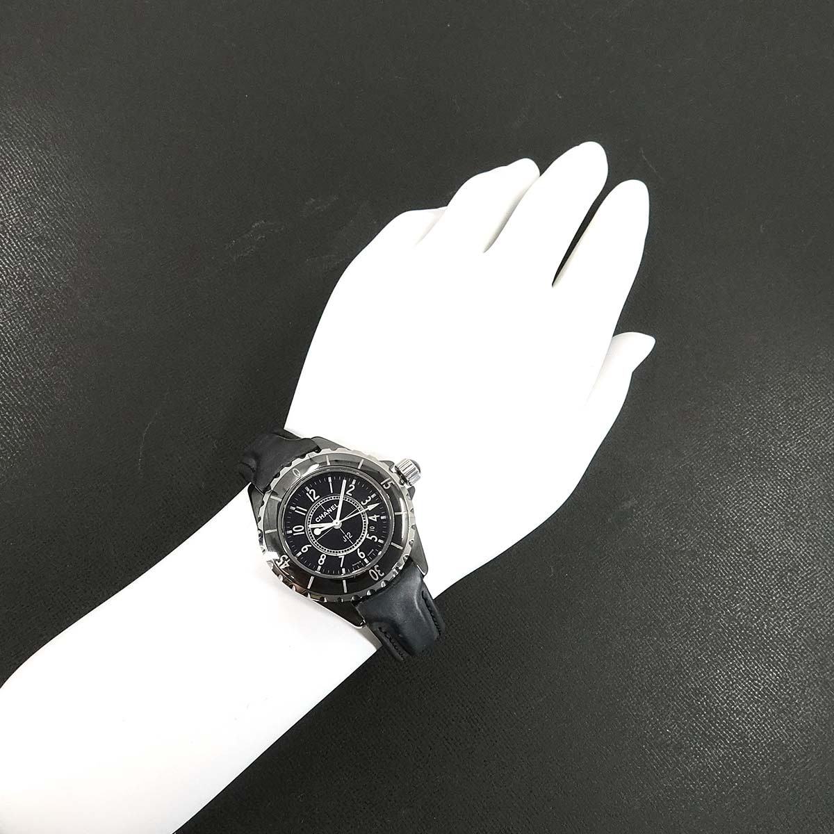 J12 33mm H0680 Quartz Date Ceramic Black Dial Ladies Watch