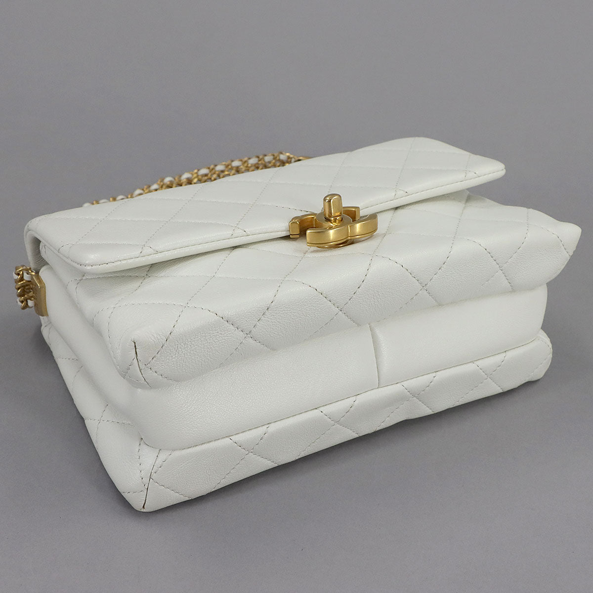 Matelasse Chain Shoulder Bag Leather White Purse