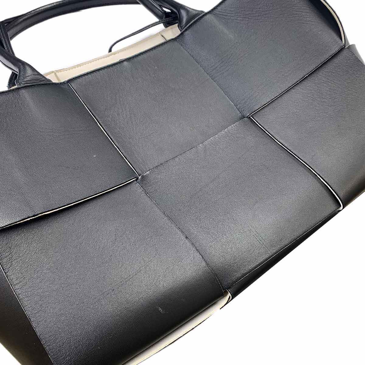 Intrecciato Medium Arco Tote Bag Leather Black