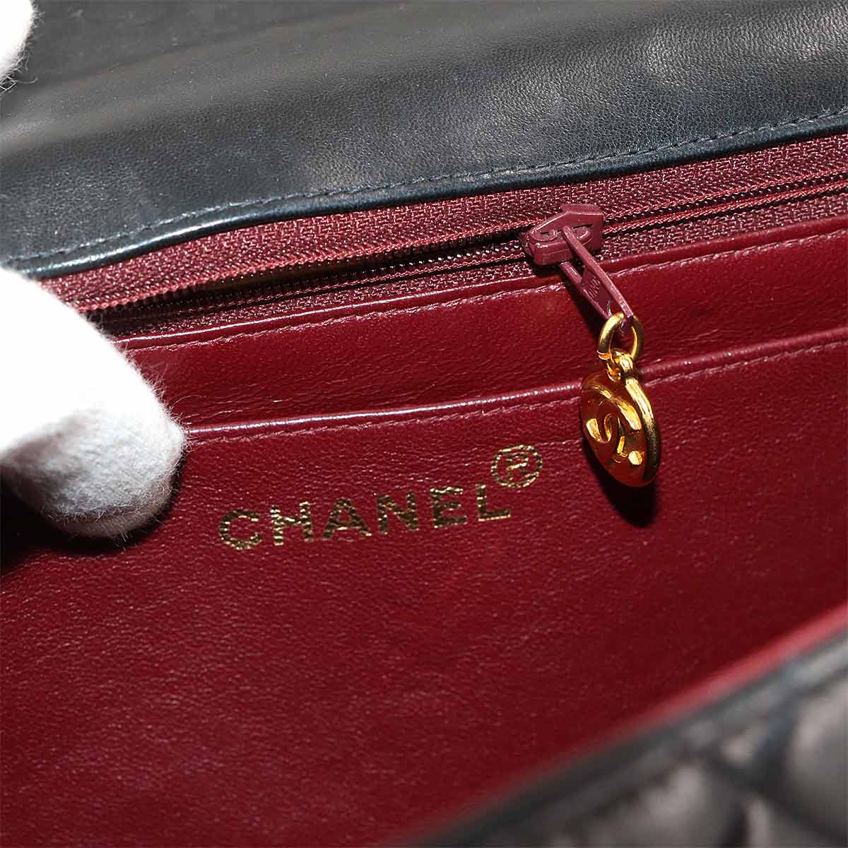 Matelasse 30 Chain Shoulder Bag Leather Black A04412