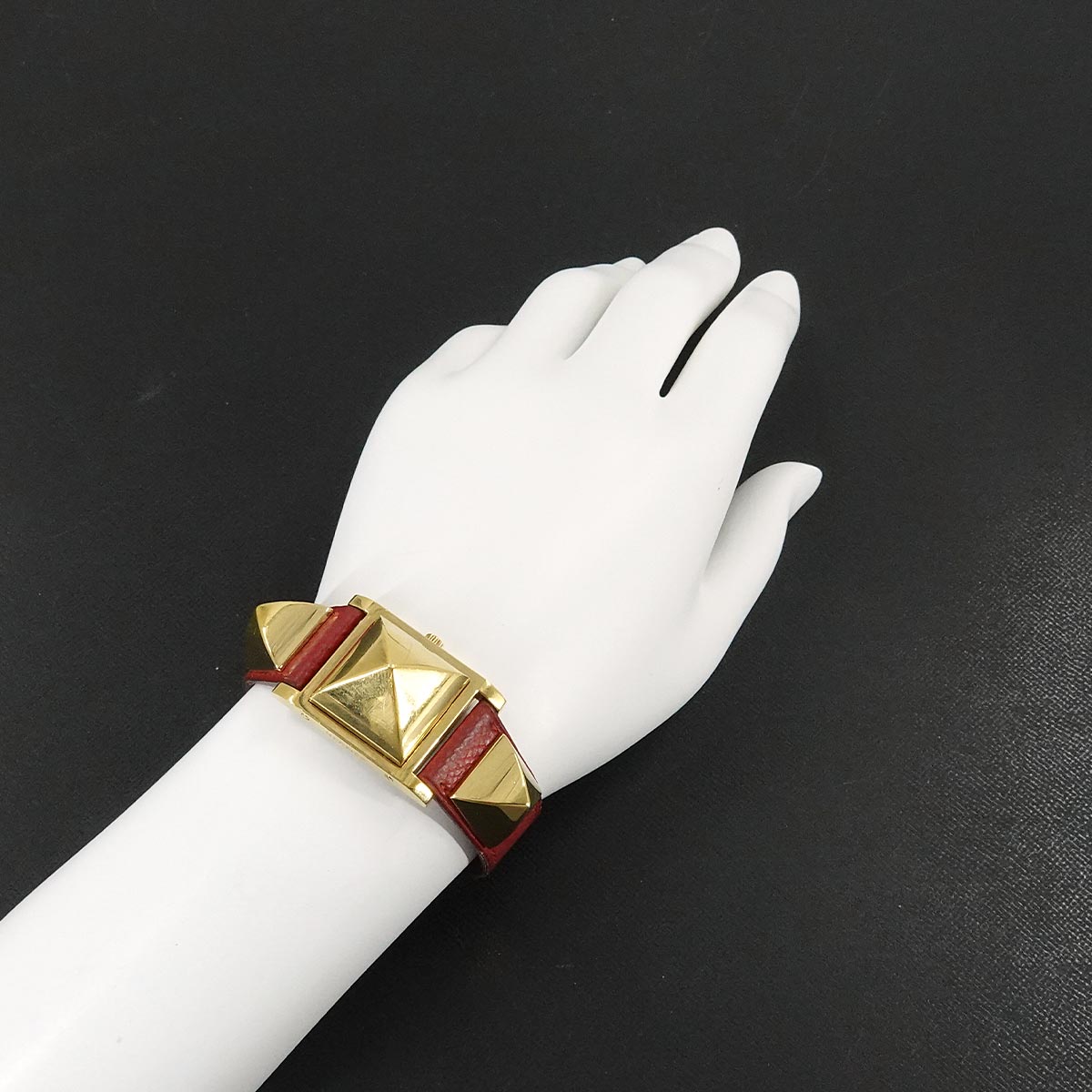 Medor Vintage pyramid Gold studs Quartz White Dial Ladies