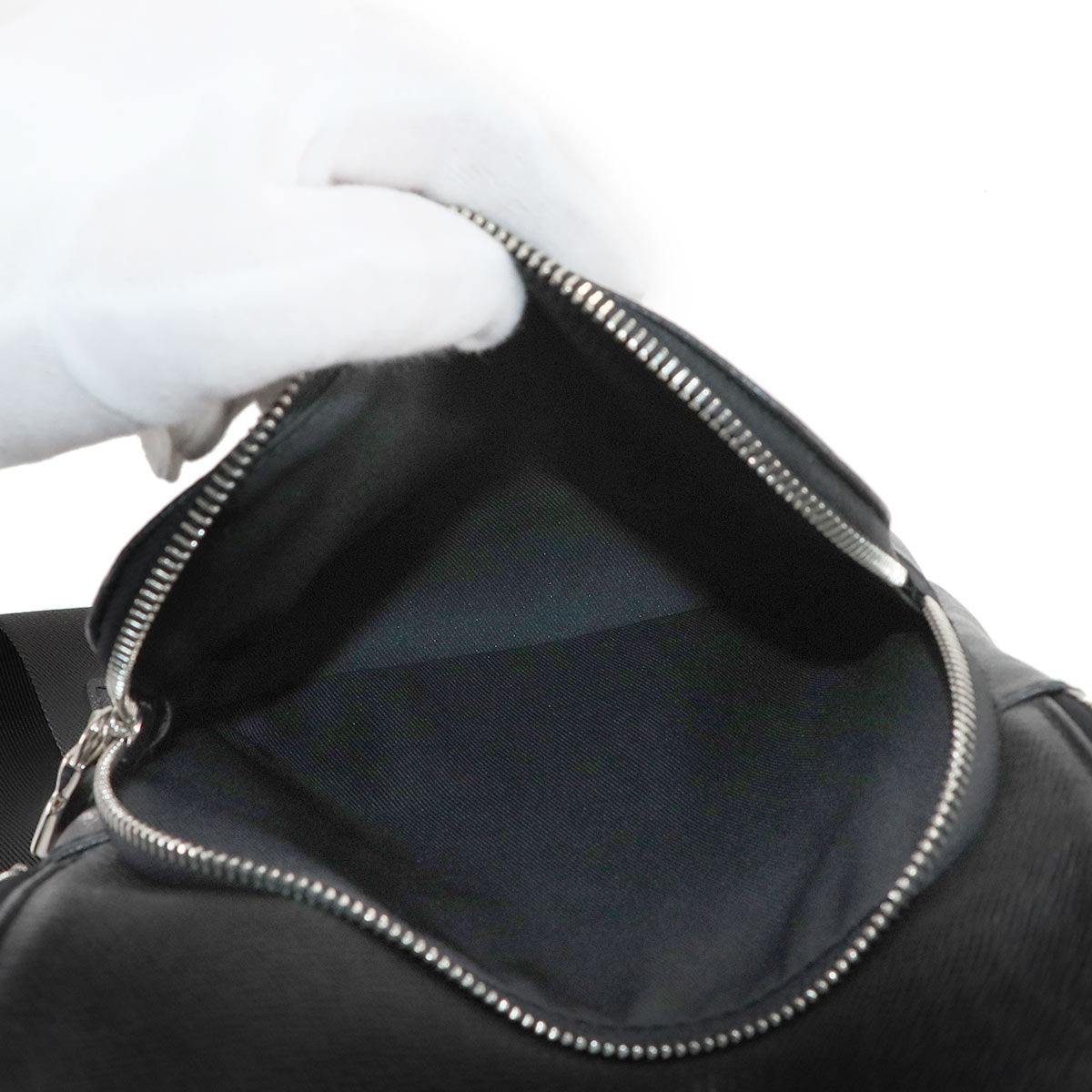 Taiga Avenue Sling Bag Crossbody Bag Black M30443