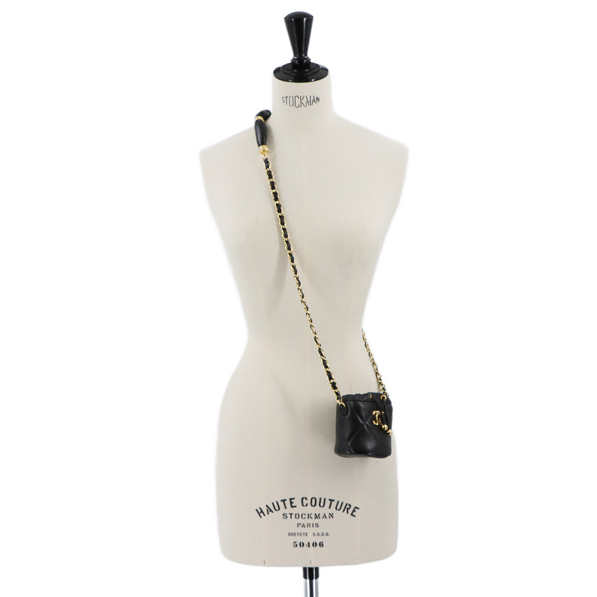 Matelasse Chain Shoulder Bag Leather Black AP2330 Purse