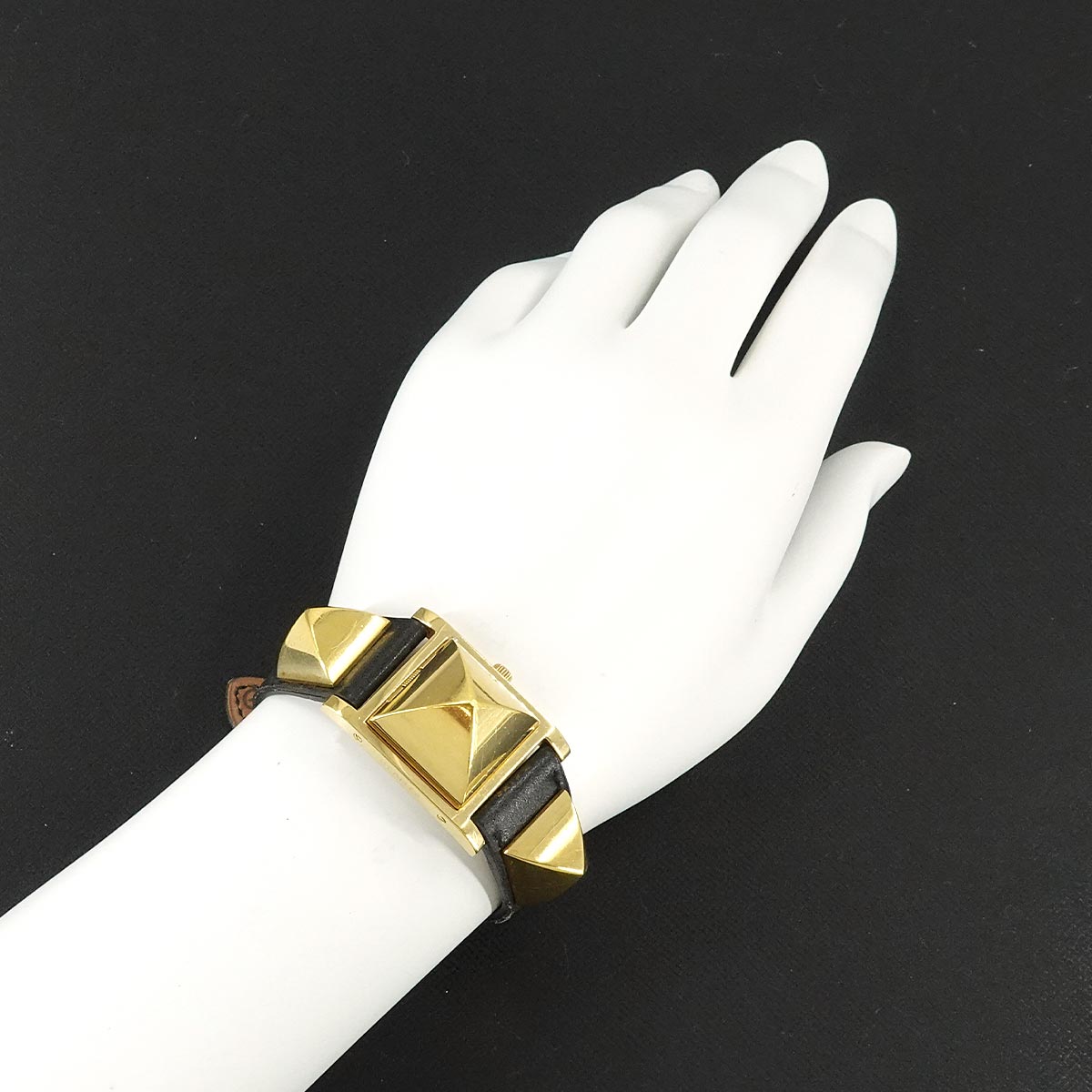 Medor Vintage pyramid Gold studs Quartz White Dial Ladies