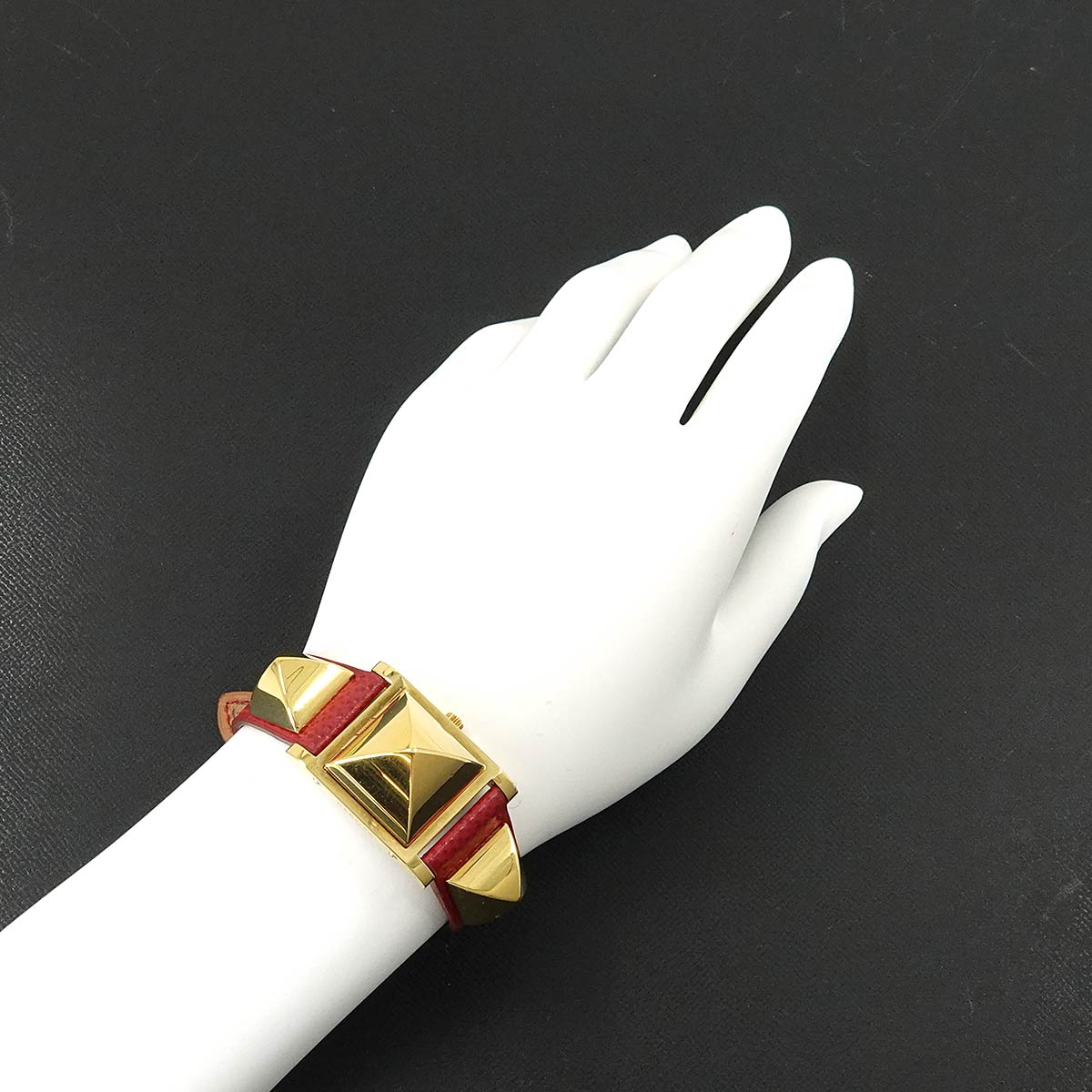 Medor Vintage pyramid Gold studs Quartz White Dial Ladies