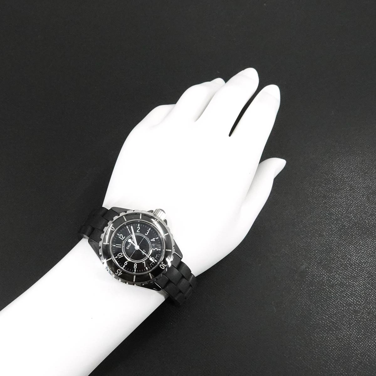J12 33mm H0681 Ceramic Date Quartz Black Dial Ladies Watch