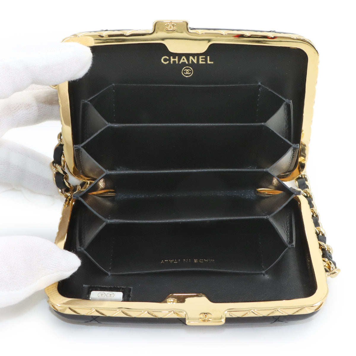 Matelasse Chain Shoulder Card Case Patent Leather Black AP2242