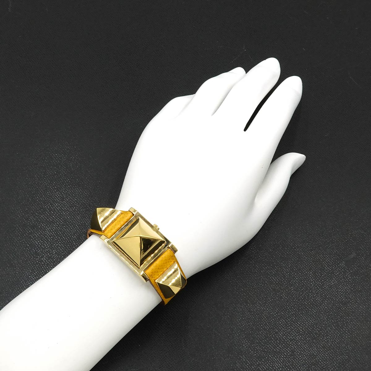 Medor Vintage pyramid Gold studs Quartz White Dial Ladies