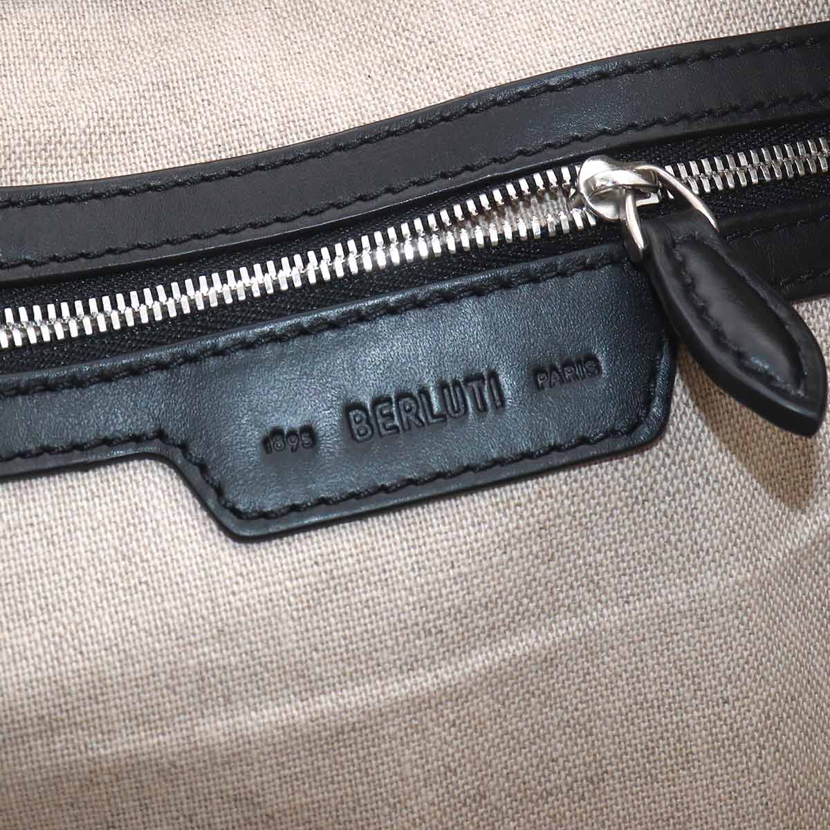 Un Jour Briefcase Business Shoulder Bag Venezia Leather