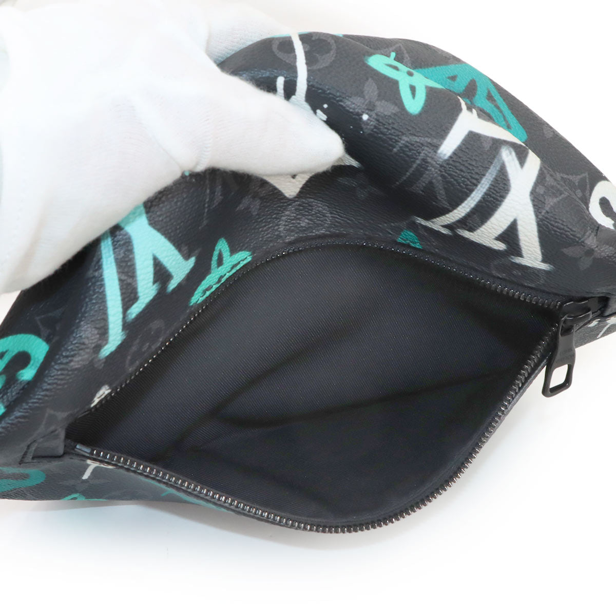 LV Graffiti Discovery Bumbag Monogram Eclipse M21397