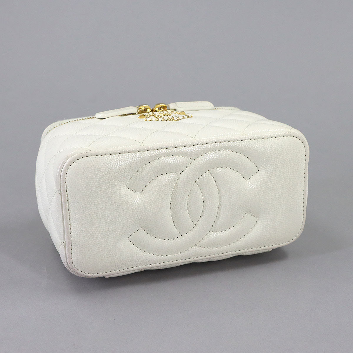 Matelasse Vanity Chain Shoulder Bag Leather White AP3012