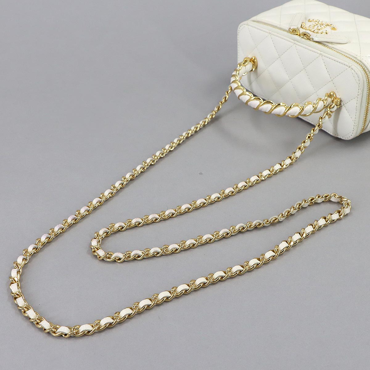 Matelasse Vanity Chain Shoulder Bag Leather White AP3012