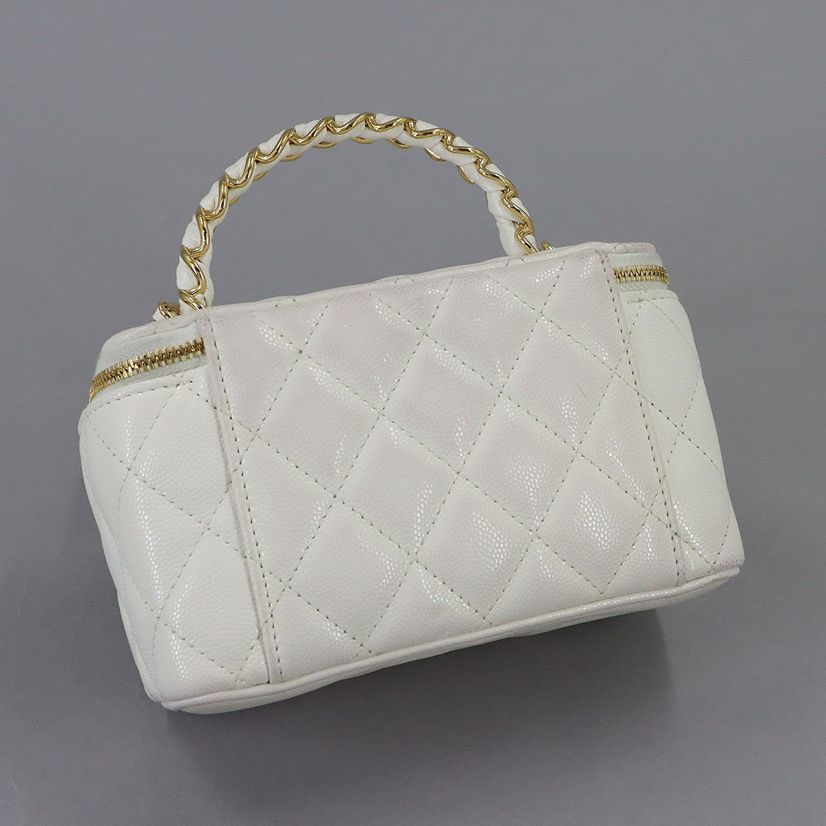 Matelasse Vanity Chain Shoulder Bag Leather White AP3012