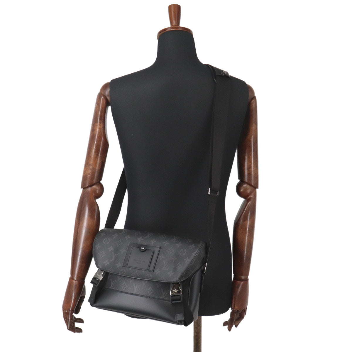 Monogram Eclipse Messenger Voyage PM Shoulder Bag M40511