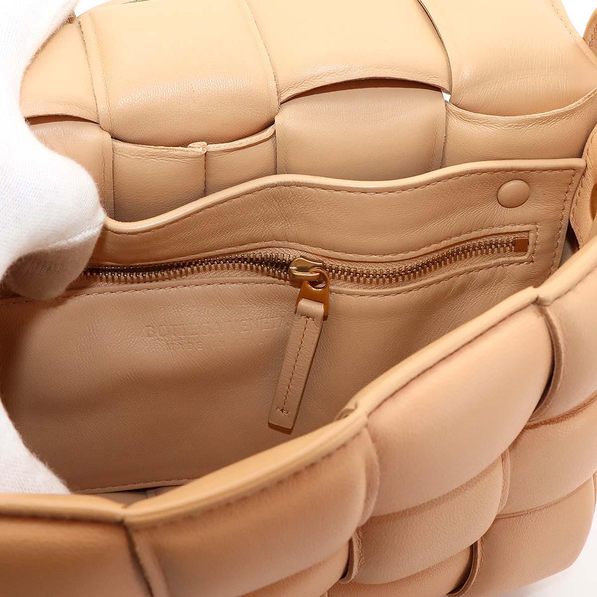Intrecciato Padded Cassette Shoulder Bag beige 591970