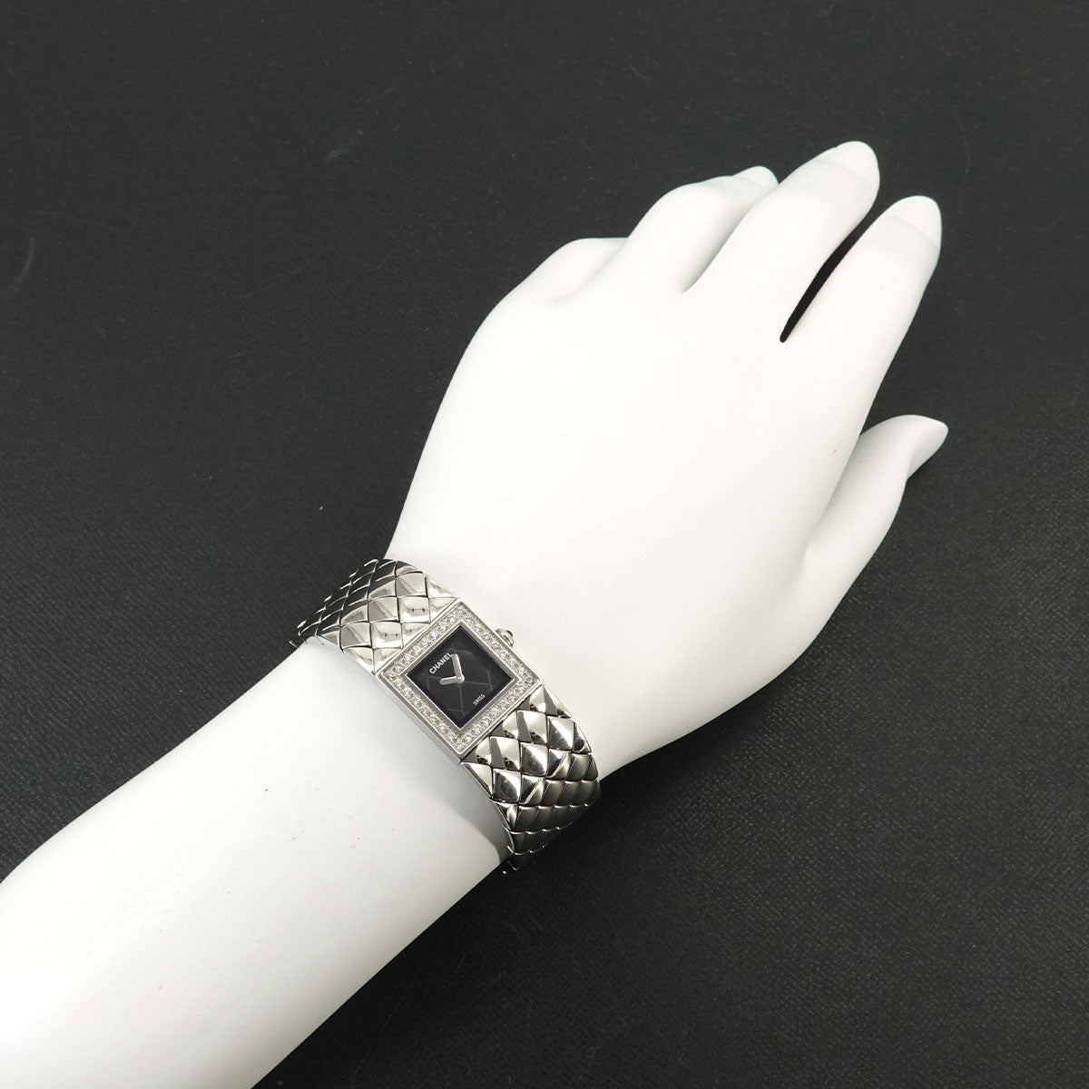 Matelasse H0489 Bezel Diamond Quartz Black Dial Ladies Watch