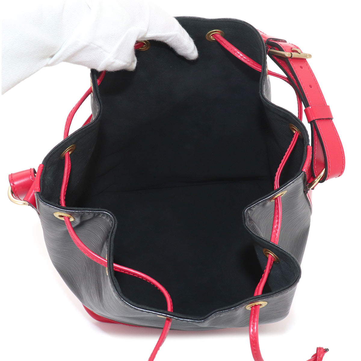 Epi Noe Shoulder Bag Leather Noir Castilian Red M44017