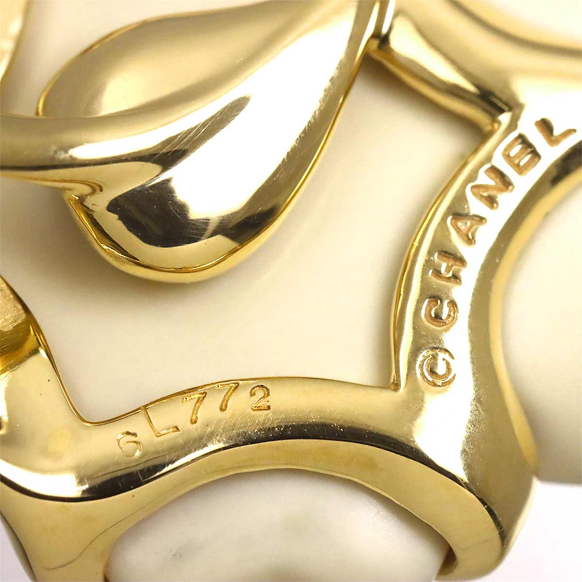 Camellia Pendant Top Cacholong 18K Yellow Gold 750