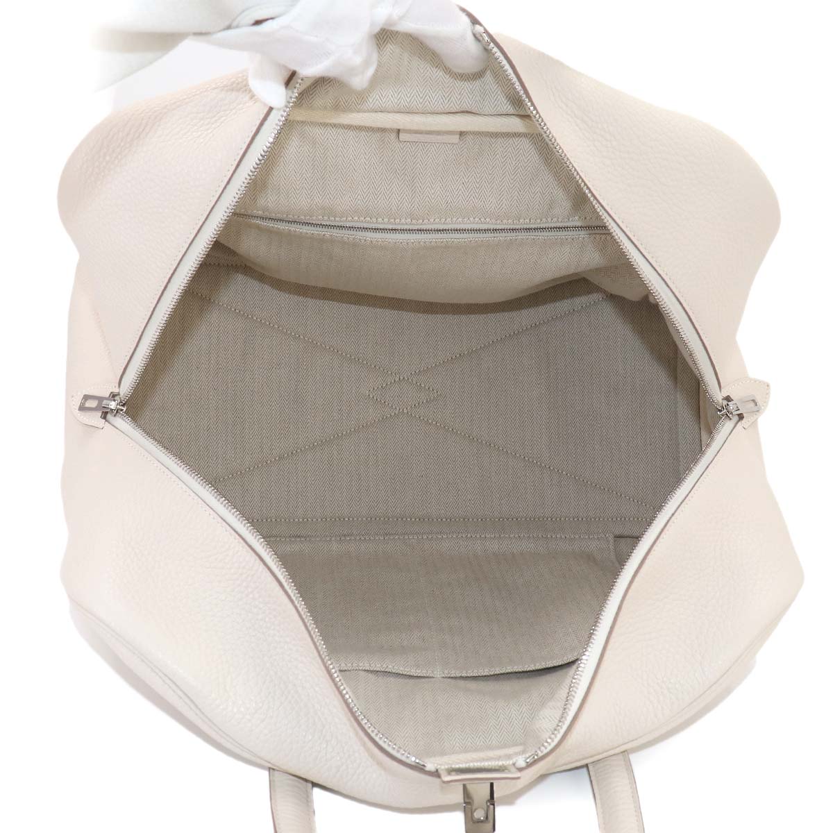 Victoria 43 Hand Bag Taurillon Clemence Craie